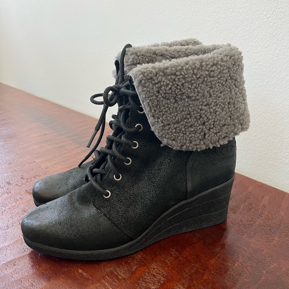 UGG Zea Wedge Shearling Ankle Boot Black Leather Goth Grunge Winter Cabin Size 9